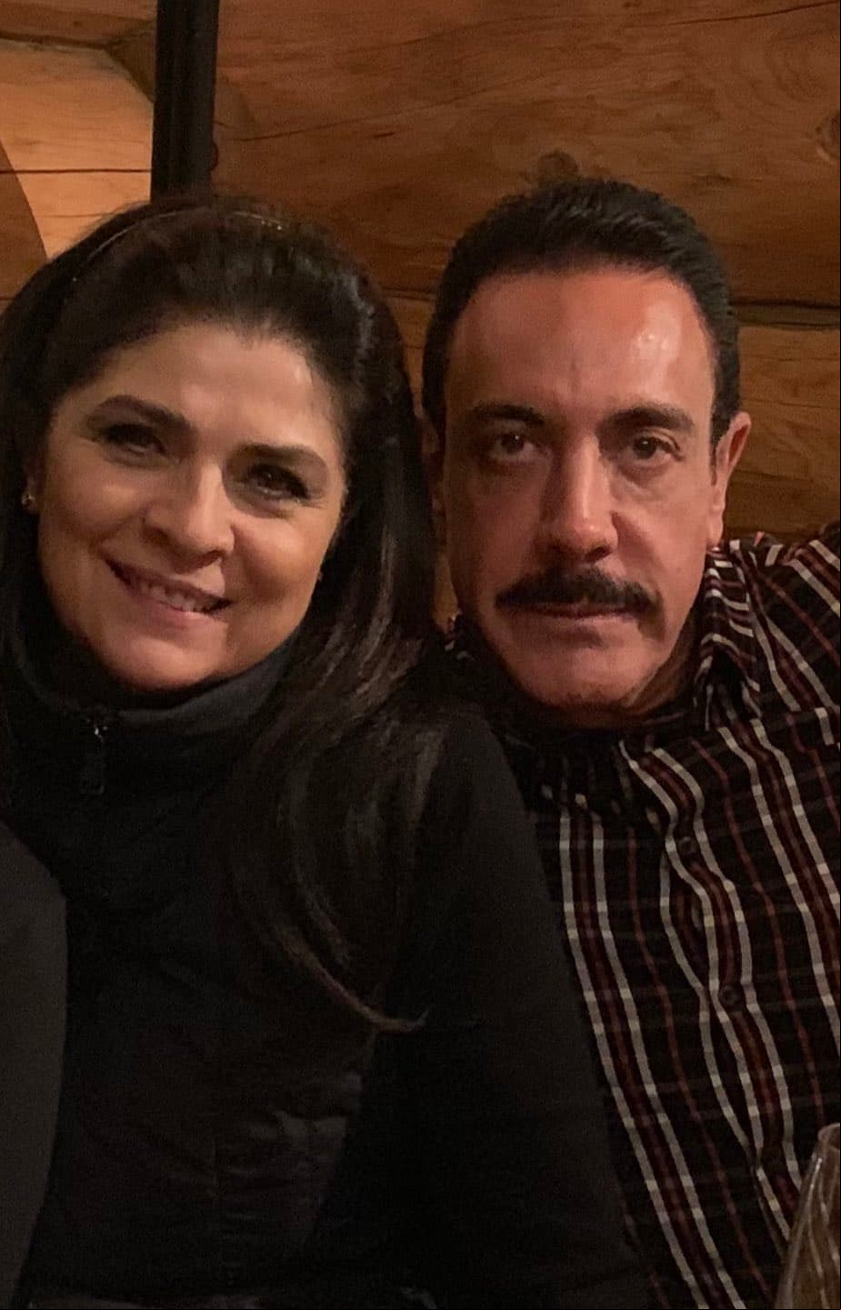 Aunque no es común que Victoria Ruffo comparta fotos de sus hijos o junto a su esposo, en algunas ocasiones se ha dejado ver de la mano de Omar Fayad, con quien hace poco celebró 19 años de casada.