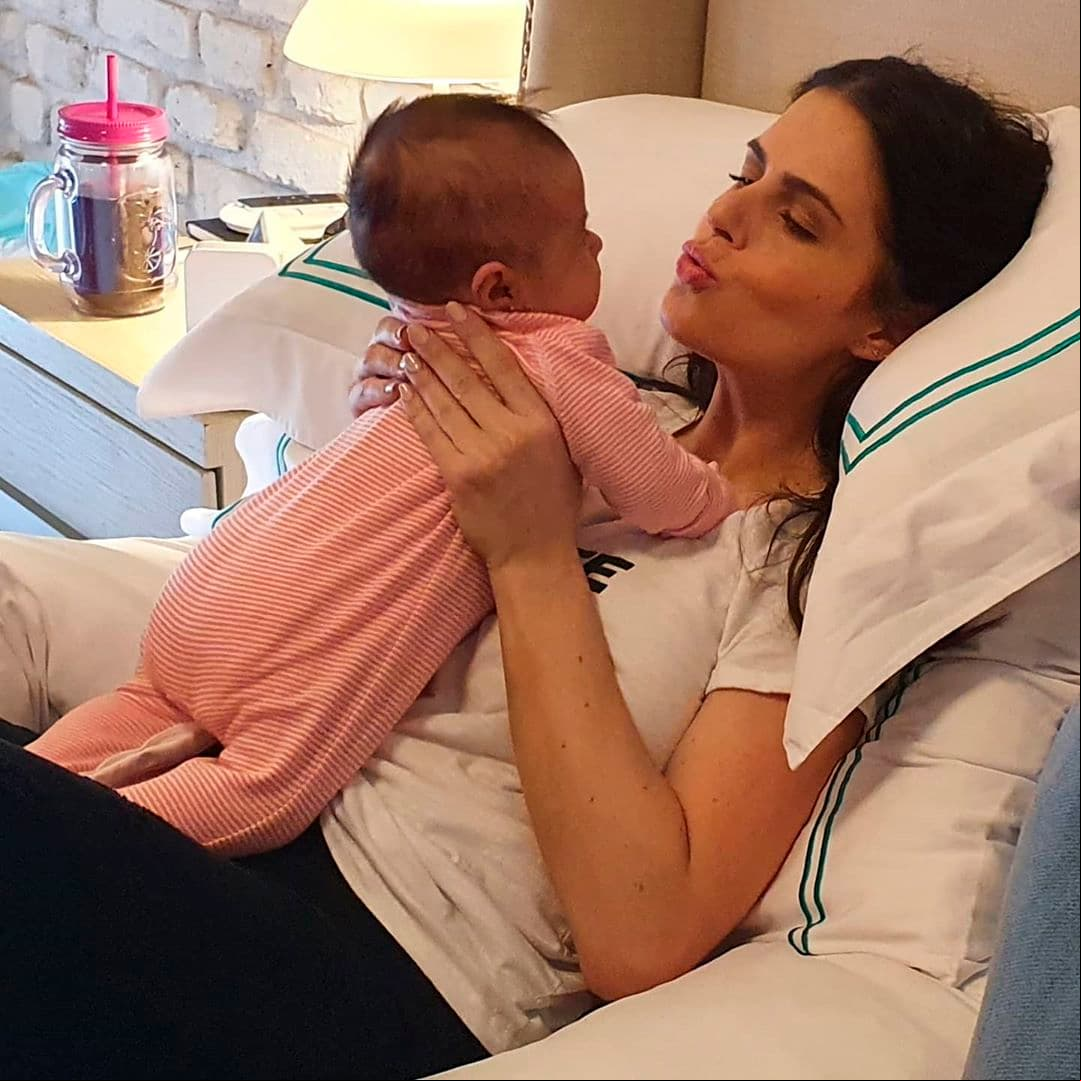 Claudia Álvarez debutó como madre el 26 de diciembre de la pequeña Kira y a pesar de que la actriz no estaba segura de compartir fotos de la menor, finalmente accedió a presentar a la niña, además de dar consejos a todas aquellas mujeres que también son madres primerizas.