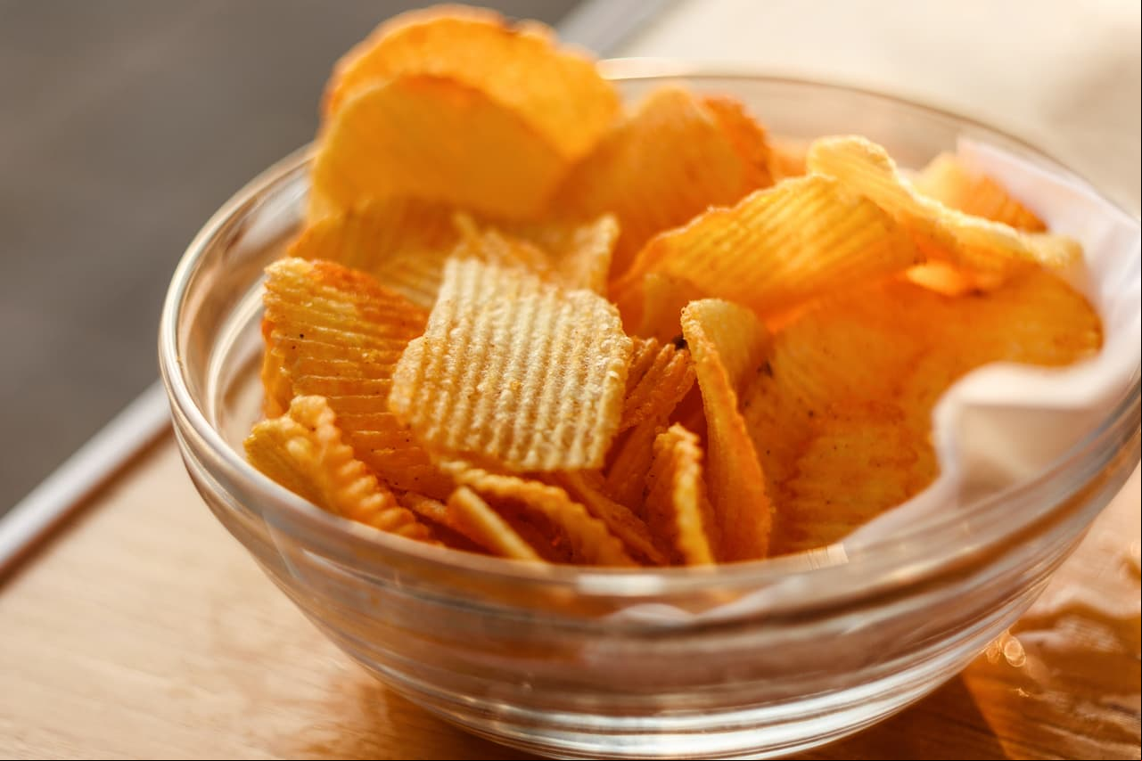 Frituras. Las papitas contienen ‘glutamato monosódico’, sustancia que produce hambre y por supuesto, que te hace comer de más.