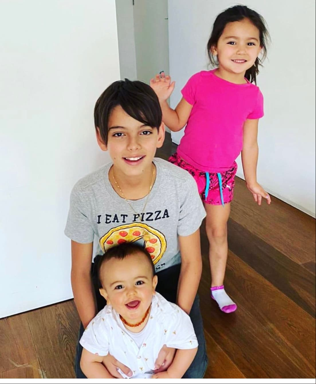 El pequeño se unió a Gia, de cuatro años, y a Santino, de 12, y quien es fruto del matrimonio que sustuvo Borghetti con Grettell Valdez entre 2004 y 2010.