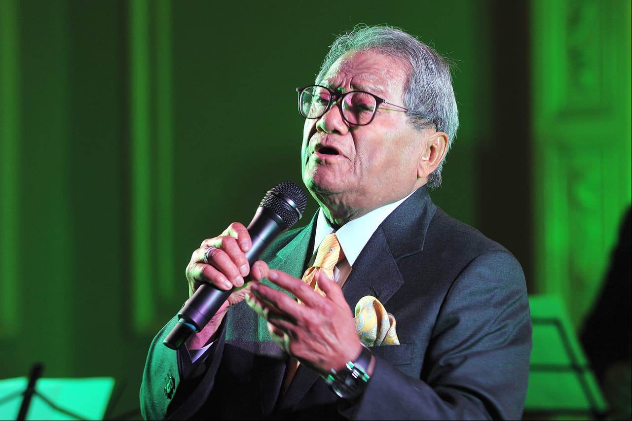 Armando Manzanero fue hospitalizado tras presentar síntomas por Covid-19 y aunque se recuperaba favorablemente e incluso, estaba a punto de ser extubado, el cantautor yucateco, de 86 años, falleció la madrugada del 28 de diciembre de 2020.