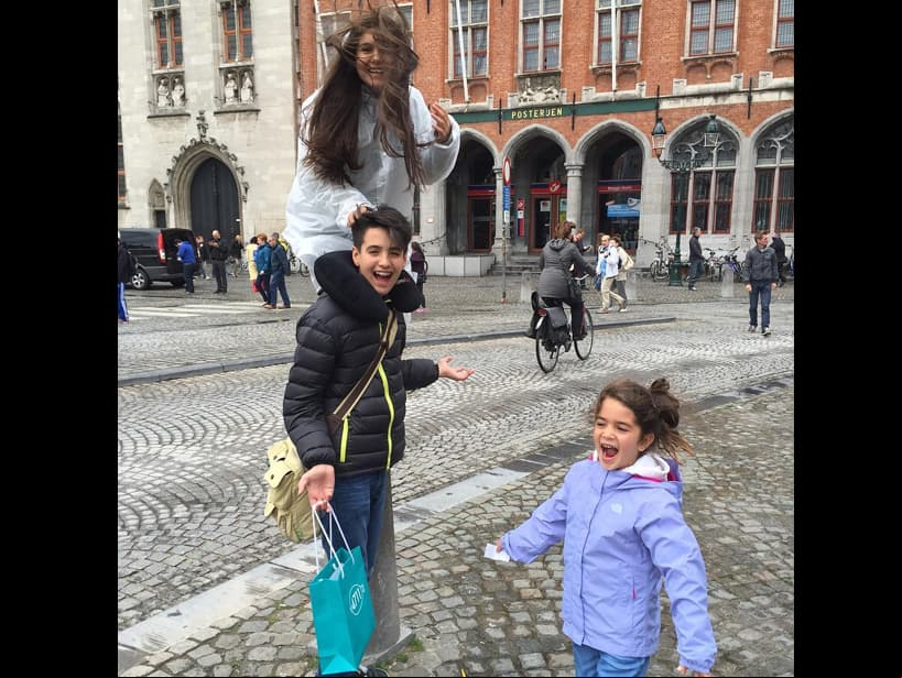 A través de Instagram, Mayrín y Eduardo han publicado diversas imágenes de la pequeña, mostrando cómo ha cambiado y la convivencia que tiene con sus medios hermanos, ya que el actor tuvo dos hijos con Itatí Cantoral, mientras que la intérprete también tuvo dos hijos durante su matrimonio con Jorge Poza.