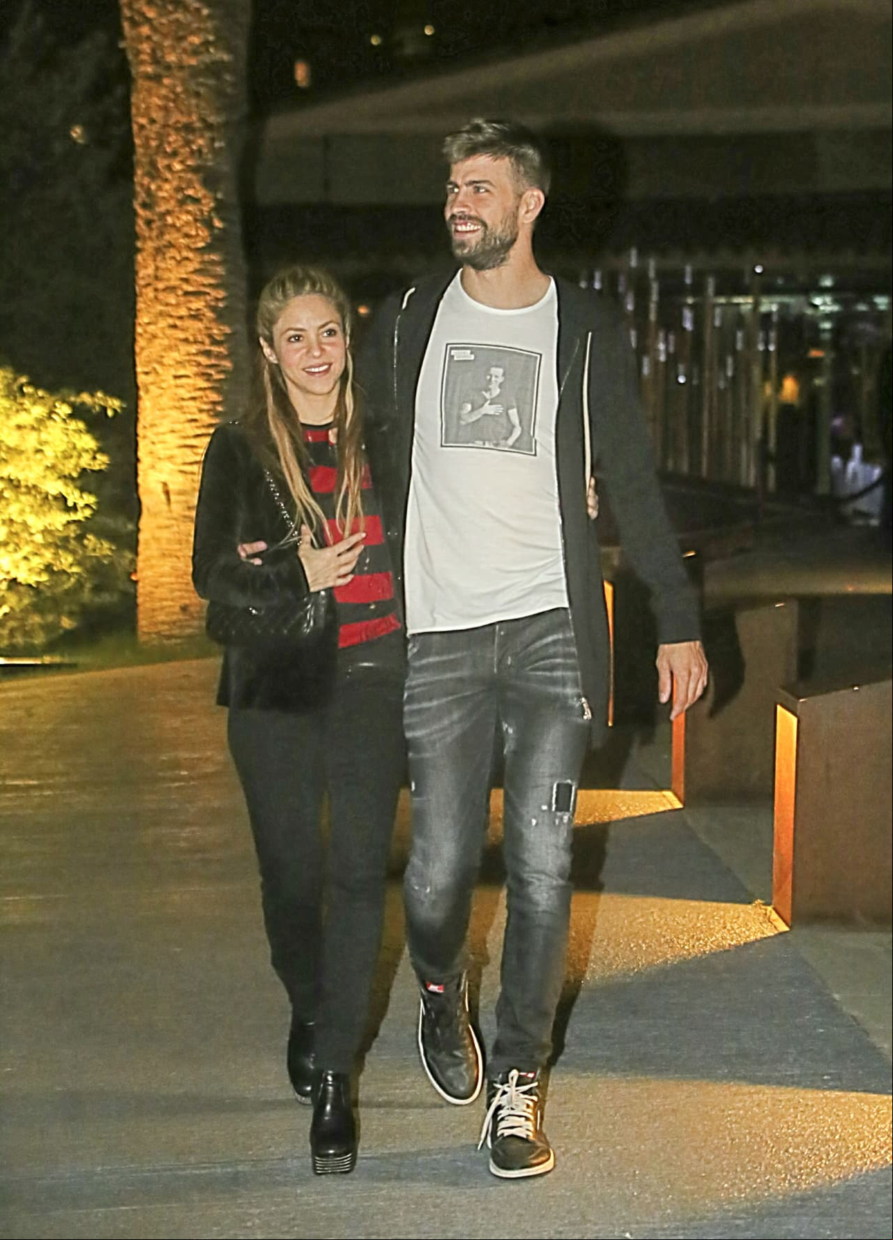 Shakira y Gerard Piqué saliendo de un restaurante en Barcelona