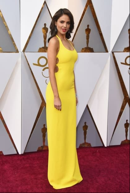 Ese mismo año, Eiza González se robó las miradas en la alfombra roja de los Premios Oscar 2018 al desfilar con un vestido amarillo del diseñador Ralph Lauren. Completó su look con sutiles rios como un brazalete de oro blanco y un anillo de esmeralda de 3.02 quilates de la colección “High Jewerly” de la marca de la forma de lujo Chopard.