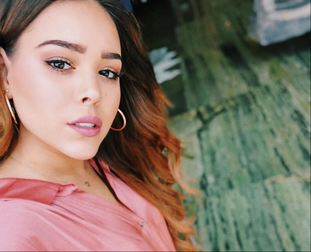 Danna Paola presume su sensual figura en traje de baño