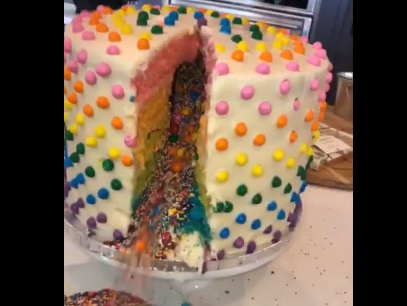 Una de las partes favoritas de los invitados fue el pastel, ya que en su interior tenía chispas de colores y chocolates, además de que el pan tenía los colores del arcoíris.