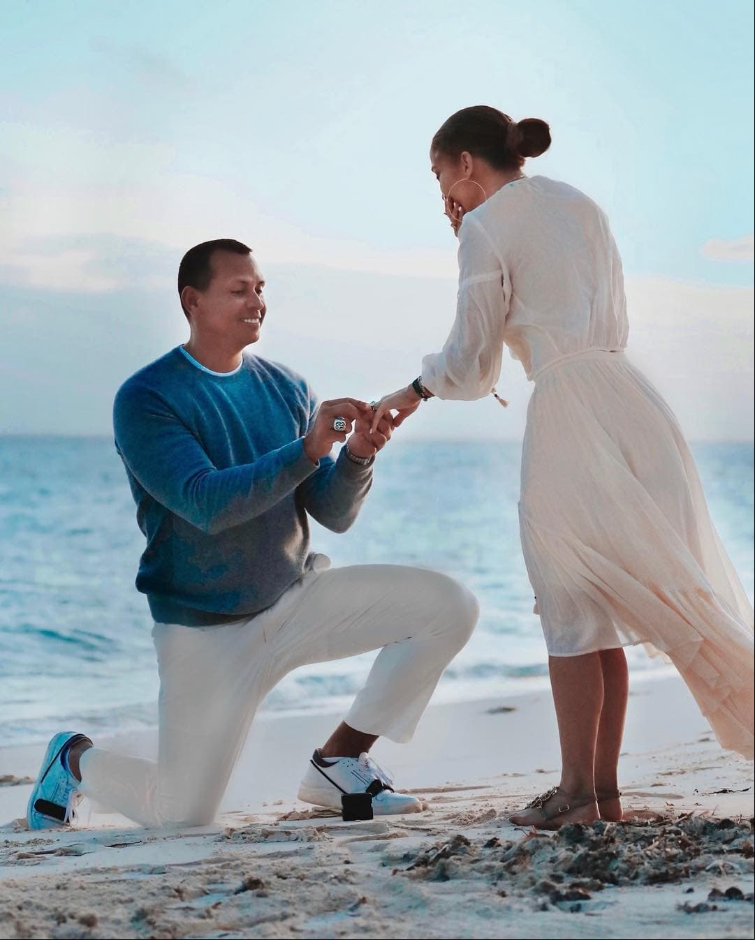 El 9 de marzo de 2019, Alex Rodríguez le entregó el anillo de compromiso a Jennifer López y un año después el exbeisbolista compartió en Instagram un emotivo video de ese momento tan especial, aunque sin dar detalles de su boda.