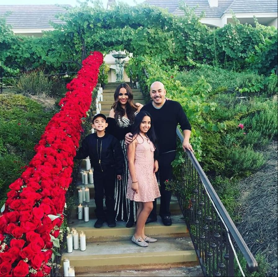 Lupillo Rivera en compañía de su familia