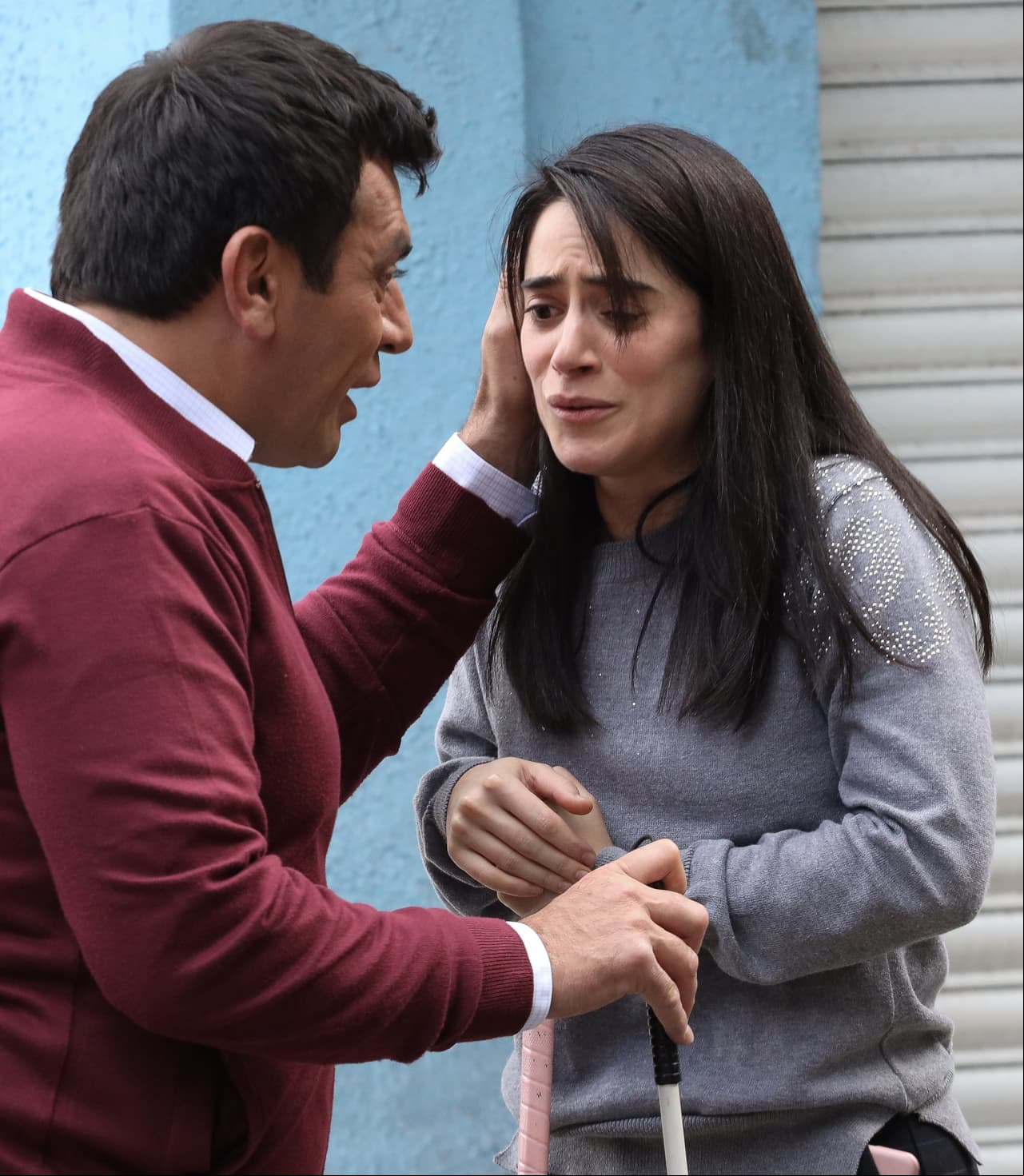 Vicente la calma y le explica que aprender a valerse por sí misma puede ser posible, además la felicita por haber llegado tan lejos completamente sola.