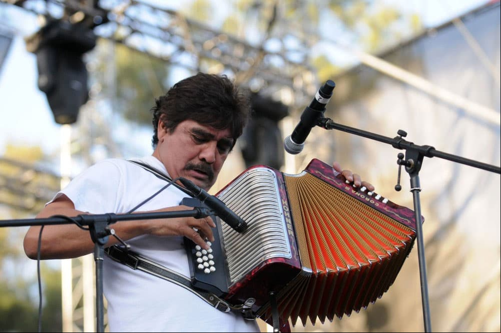 CELSO PIÑAEl cantante falleció la tarde del miércoles 21 de agosto a los 66 años de edad. La lamentable noticia fue confirmada por Betty Piña, sobrina de ‘El rebelde del acordeón’, minutos después de que se diera a conocer que por la mañana fue trasladado al Hospital San Vicente de Monterrey, Nuevo León, debido a que sufrió un infarto.