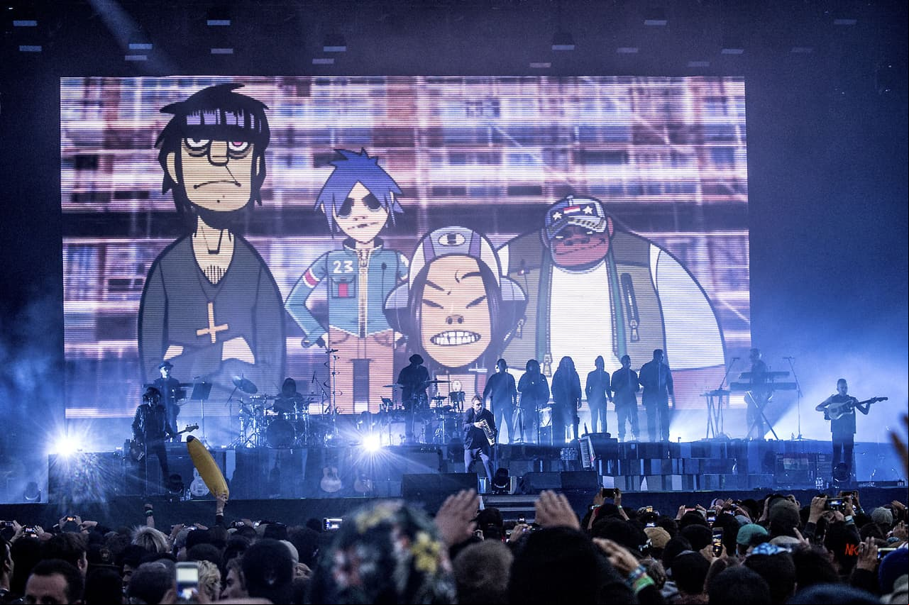 Cantante de ‘Gorillaz’ cae del escenario y se rompe las costillas