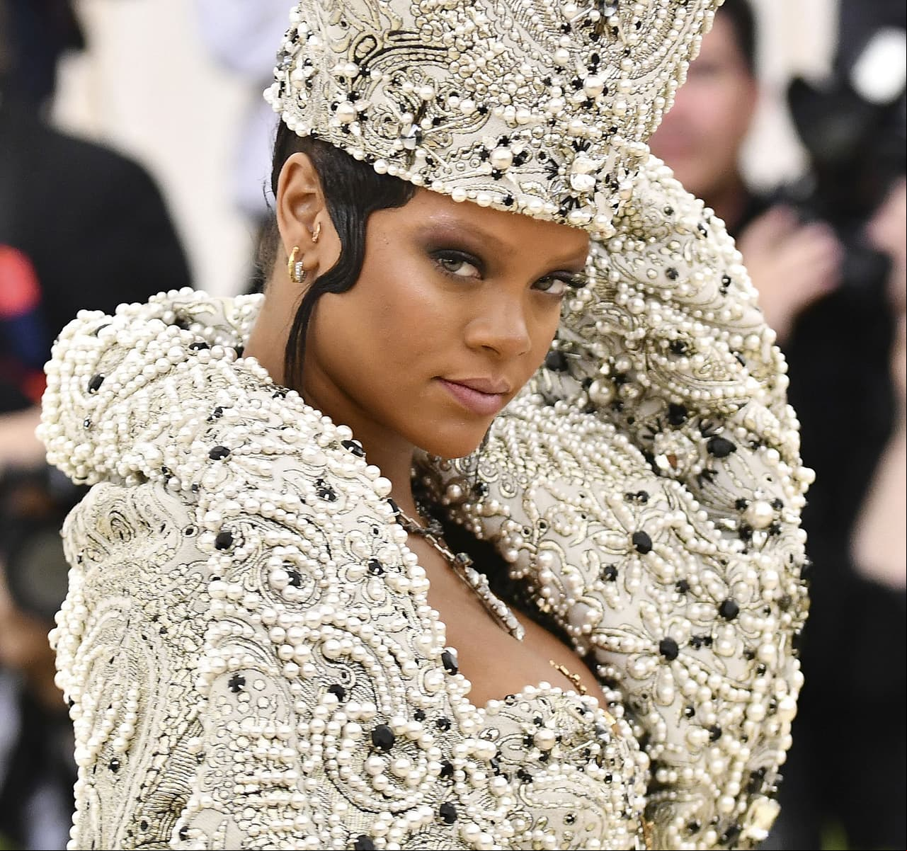 Rihanna se adueña del MET Gala 2018 al aparecer como la 'Suma Pontífice'