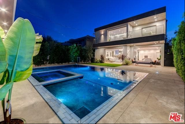 El calor del sur de California solo puede combatirse con una alberca y la casa de Belinda no podría no tener una con jacuzzi incluido.