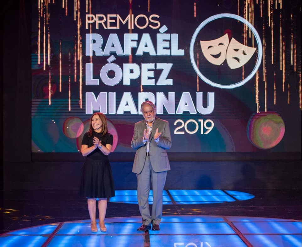 ¡La primera actriz María Rojo conduce entrega de premios!