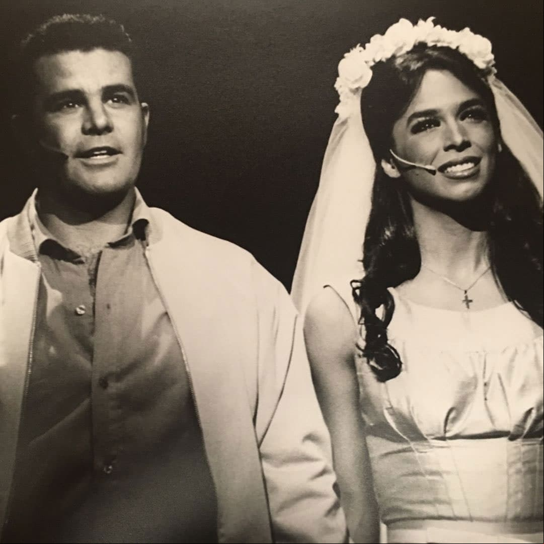 Durante su participación en la telenovela ‘Baila conmigo’ (1992), Eduardo & Biby se hicieron novios. La pareja llegó al altar el 25 de junio de 1994, en la hacienda de Chiconcuac, ubicada en el estado de Morelos, y tuvo 5 hijos.