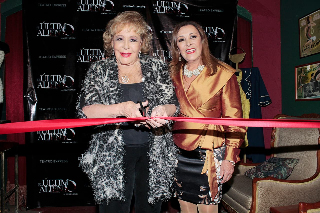 Silvia Pinal y Sylvia Pasquel en la inauguraron el Teatro Exprés en el foro Sylvia Pasquel, en 2015