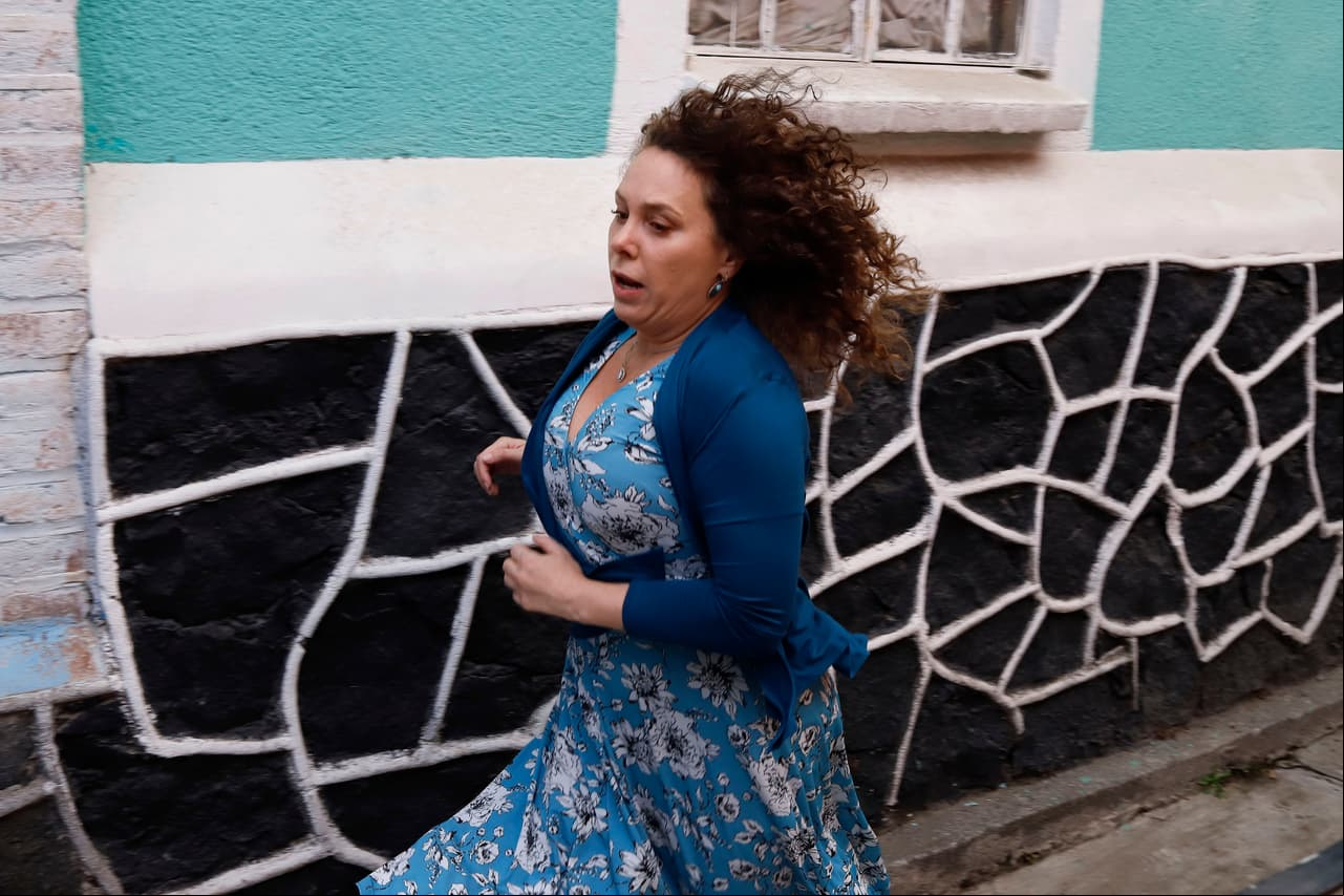 Ella huye despavorida de su casa.