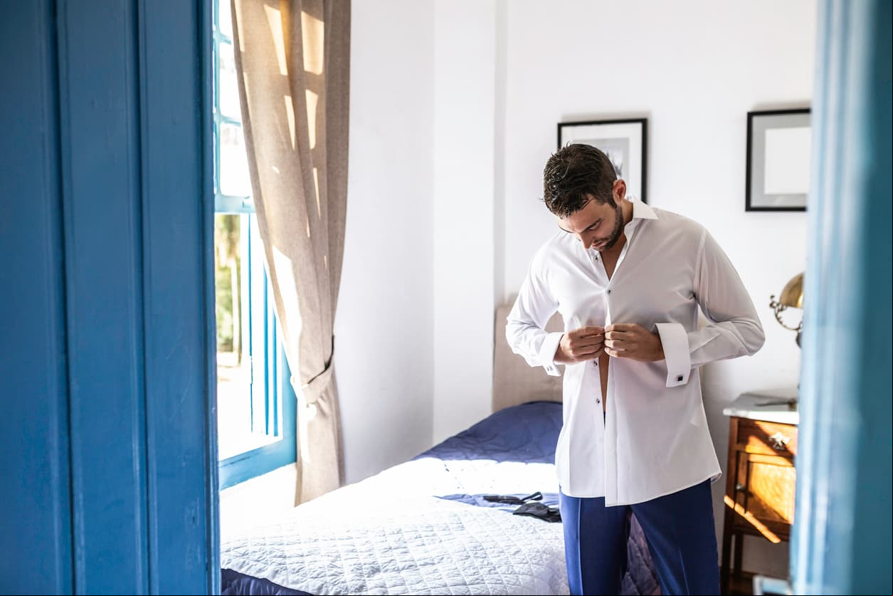 Camisa de vestir. Busca siempre el corte que vaya con tu cuerpo y elige como básico blanco y azul, ya que podrás combinarlas con todo.