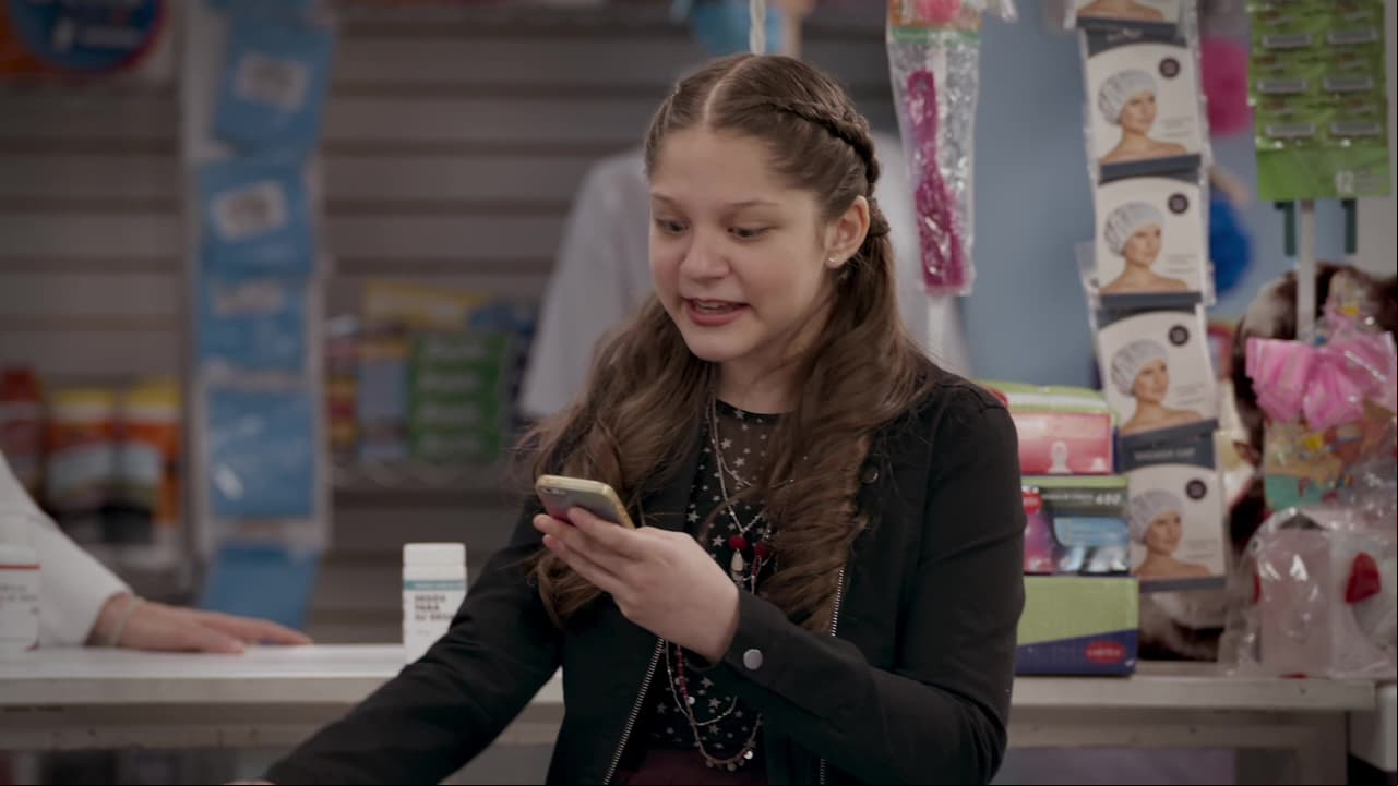 Por su parte, en esta quinta temporada de la serie, conocimos al primer amor de Victoria, la hija de La Nena y Aldolfo. 
<br>
<br>Bobby era un niño de dinero por el que Victoria cambió un poco su apariencia, comenzó a hablar fresa, hacerle sus tareas y hasta negó a su propia familia, tal como Martina. Es por eso que fue el chico equivocado, pues además, prefirió tener una amistad con Justito, cuyo abuelo sí tiene dinero, que un noviazgo con Victoria.