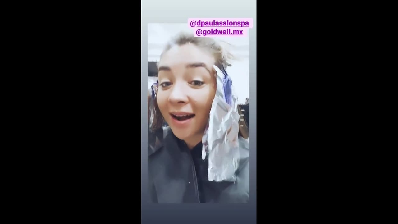 “Se me antojó hacer una pequeña locurilla, solo en unos cachitos de mi pelo… Les presumo los colores que tienen… Yo me puse un poquito de azul y rosa… Ya quedó”, sentenció la también cantante en sus publicaciones.