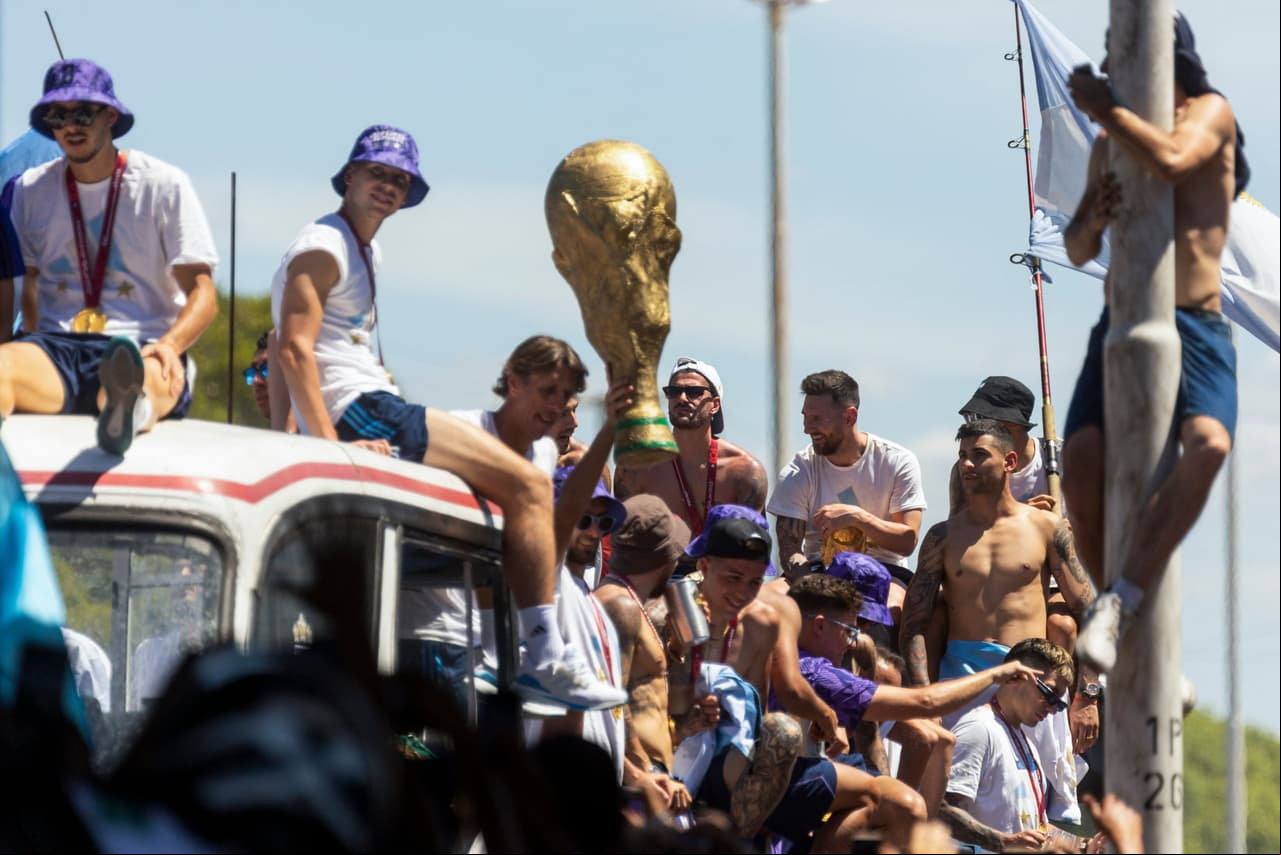 Festejos de la selección argentina en Buenos Aires tras ganar el Mundial Qatar 2022.