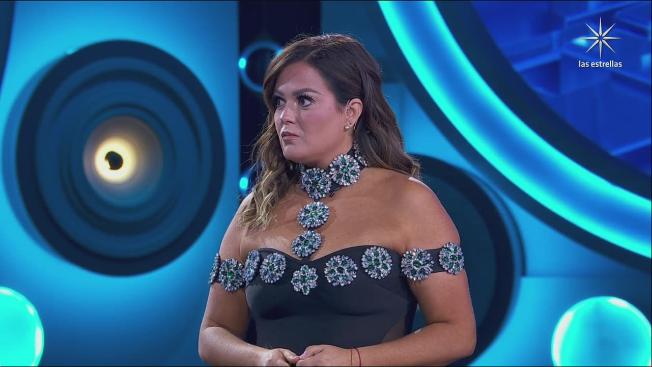 Mariana Echeverría entra a la casa entre gritos