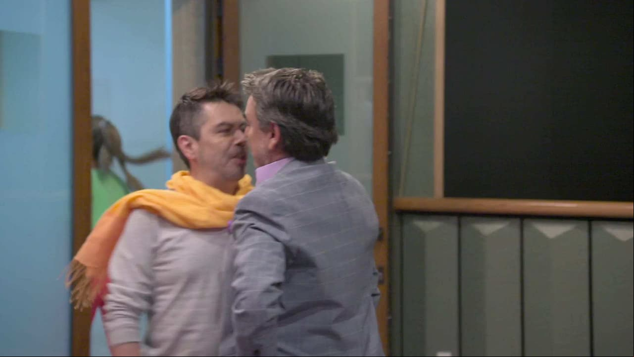 Carlos Espejel y Pierre Ángelo se besan en la boca en ‘Tic tac toc: El Reencuentro’. Revive AQUÍ el momento