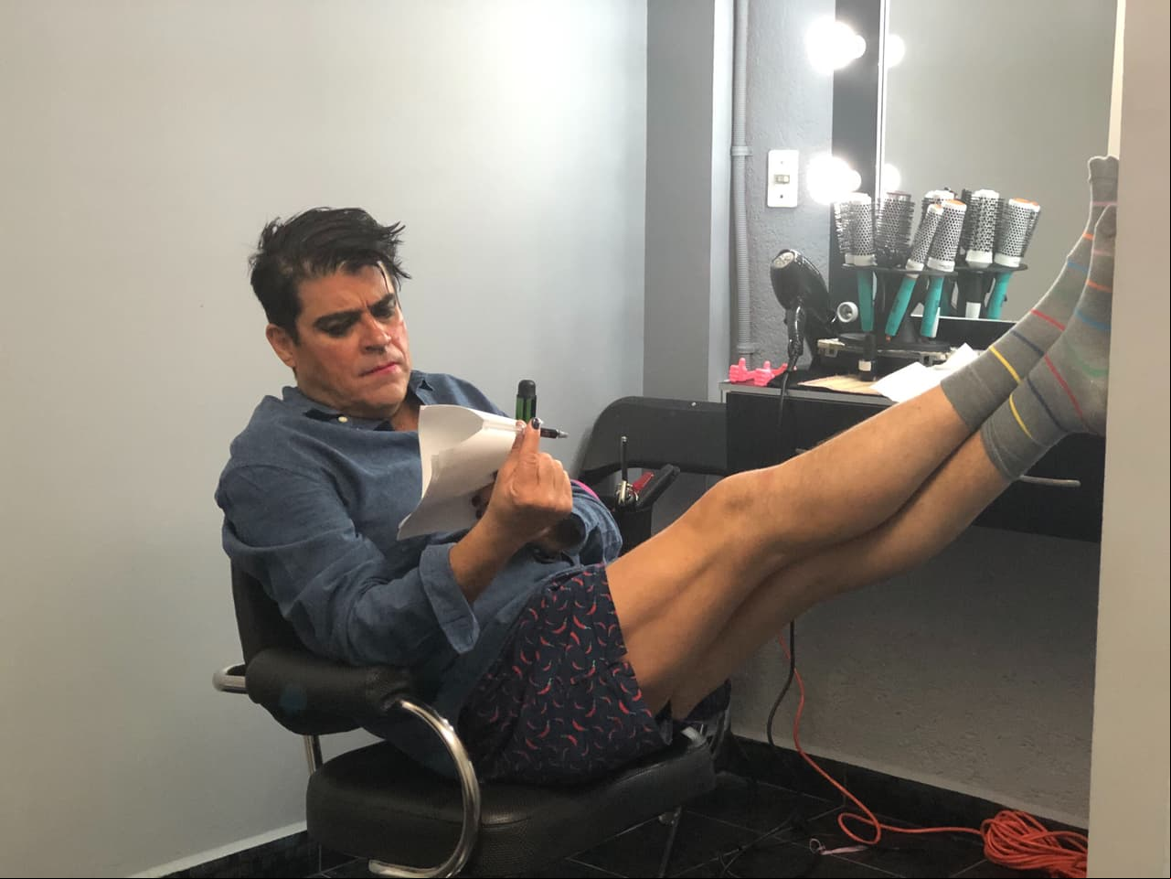 Desde el camerino, así encontramos al 'Burro' van Rankin estudiando sus líneas.