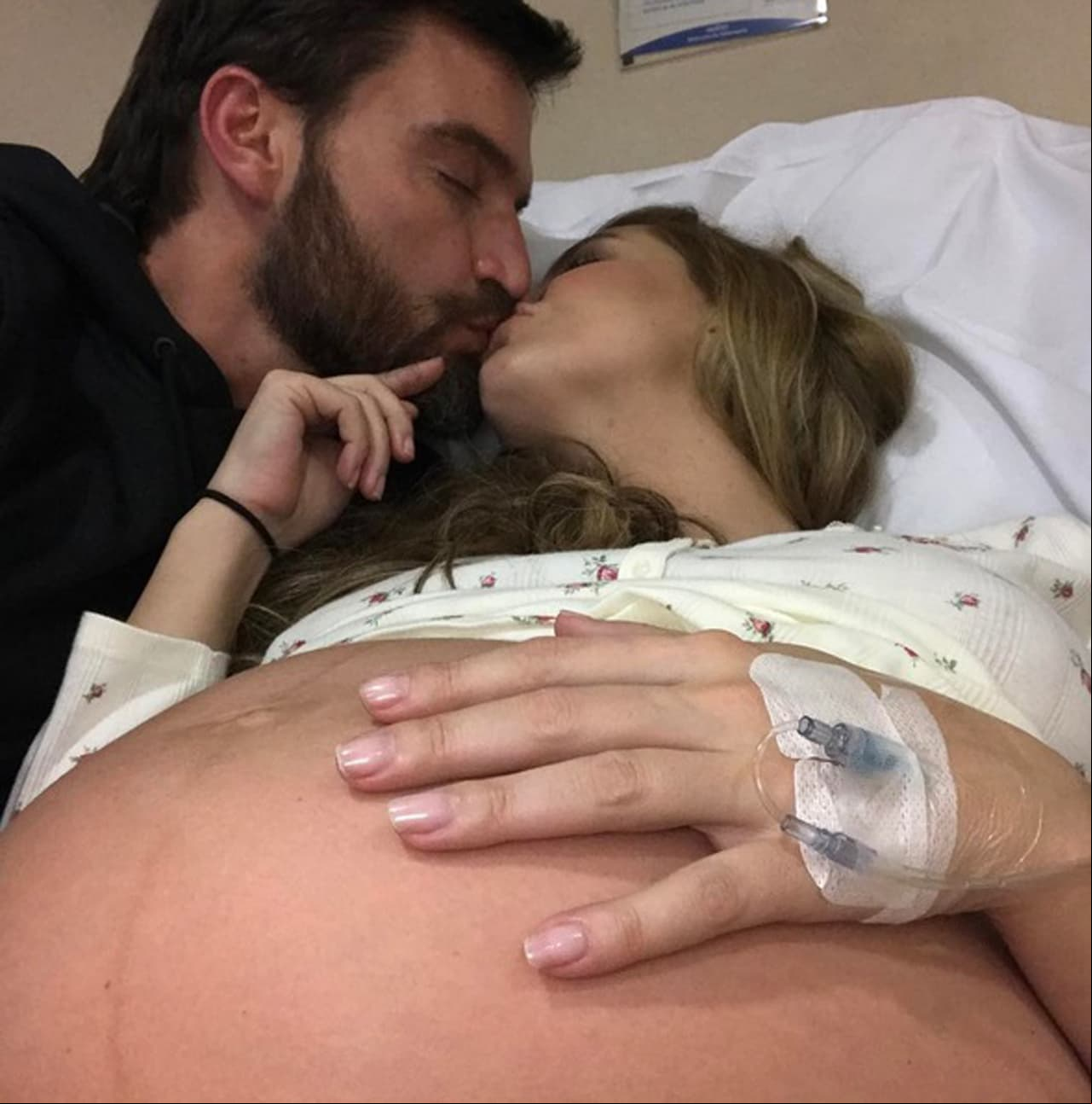 Marjorie de Sousa y Julián Gil comenzaron a salir formalmente en 2006 y se separaron meses después por cuestiones de trabajo. 8 años después, en 2014, los famosos se reencontraron en los sets de grabación de una telenovela y retomaron su relación. Finalmente, en 2016, anunciaron que esperaban a su primer hijo, Matías.