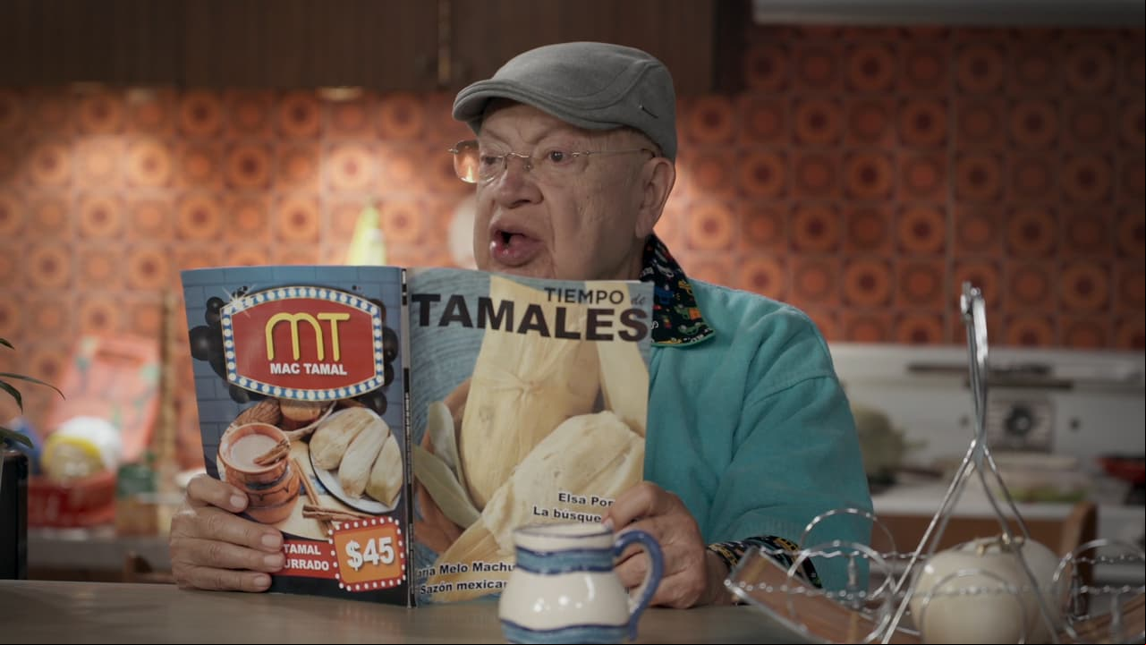 1. El abuelo leyendo una revista de tamales fue uno de los mejores detalles del primer capítulo de la cuarta temporada.