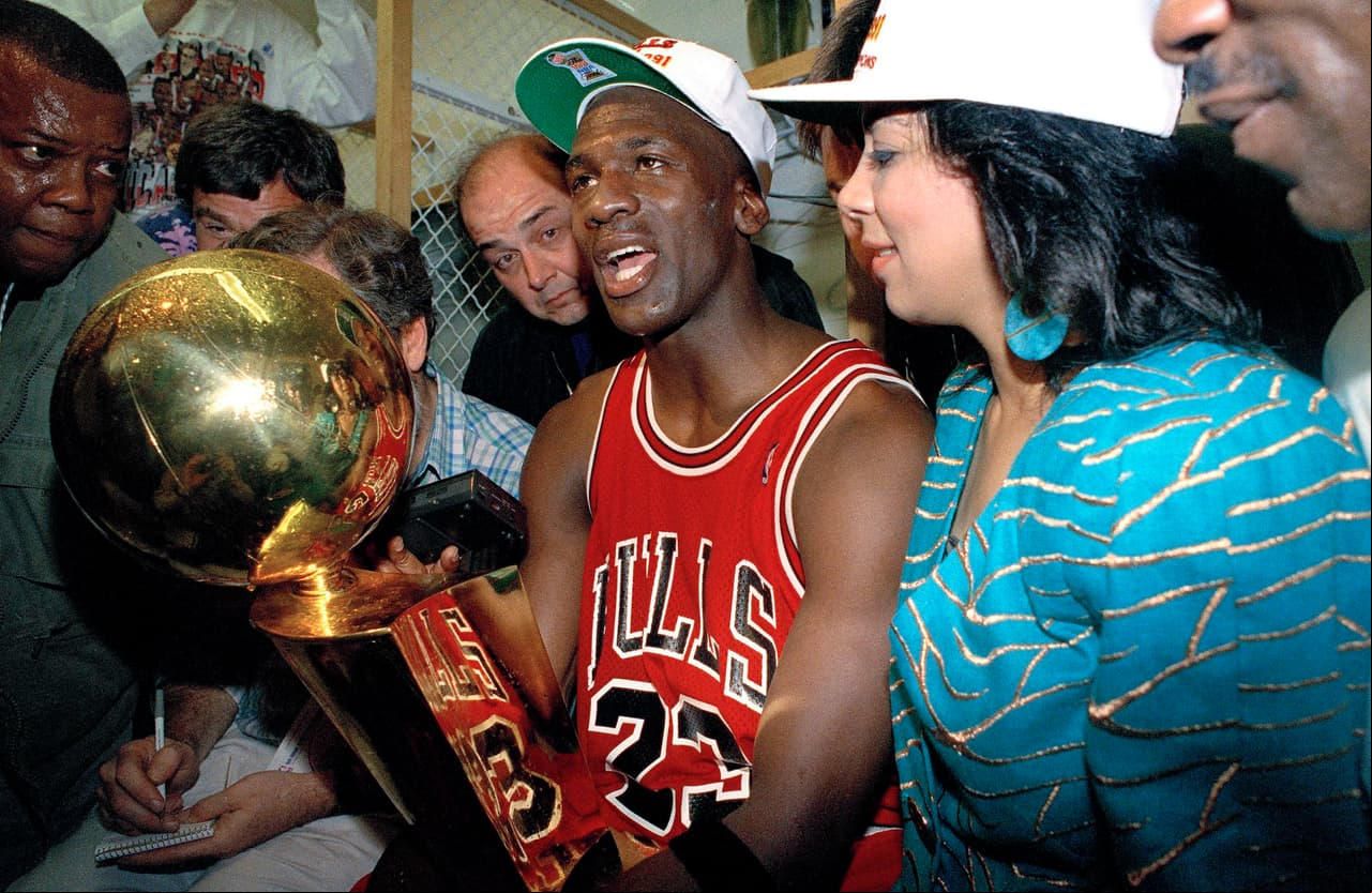 Después de siete años de su primer partido en la NBA, Michael logra su primer título. Los Bulls derrotaron a los Lakers 4-1, Jordan logró 31.2 puntos, 11.4 asistencias, 6.6 rebotes y 2.8 robos por juego en las series.