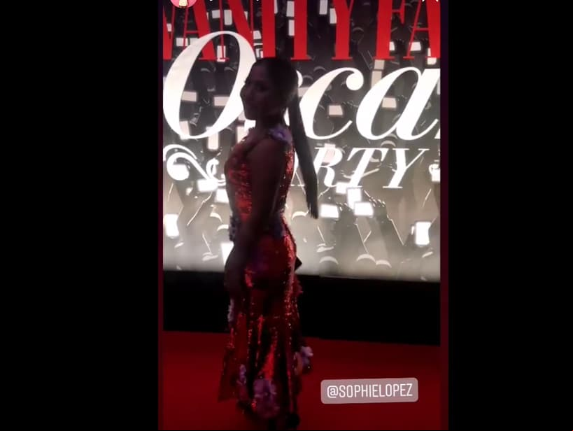 Con un vestido rojo, con aplicaciones de lentejuelas bordadas a mano de Dolce & Gabbana, Yalitza brilló en la alfombra roja, además de usar unas zapatillas Jimmy Choo con aplicaciones de cristales.