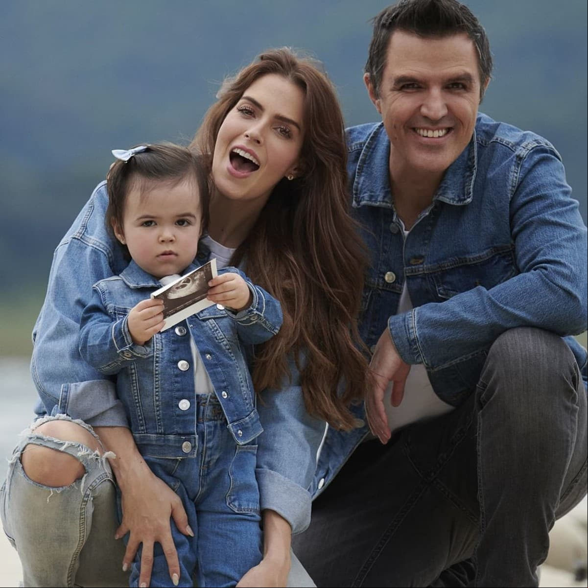 En las imágenes, que pronto le dieron la vuelta al Internet, quien robó cámara fue Kira, pues la pequeña fue quien mostró el primer ultrasonido de sus hermanitos. Además, lució un increíble outfit con el que dejó claro que se convertiría en la hermana mayor de los mellizos que espera la actriz.