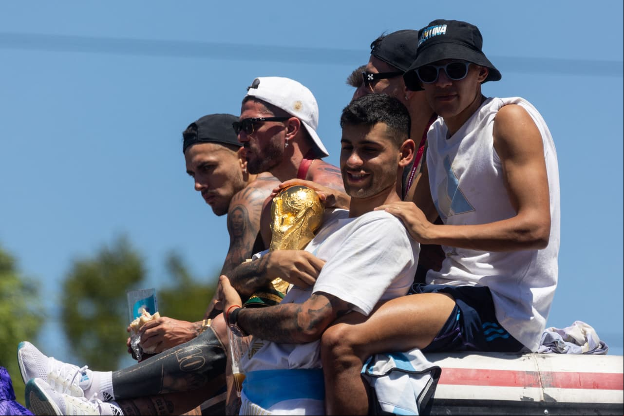 Festejos de la selección argentina en Buenos Aires tras ganar el Mundial Qatar 2022.
