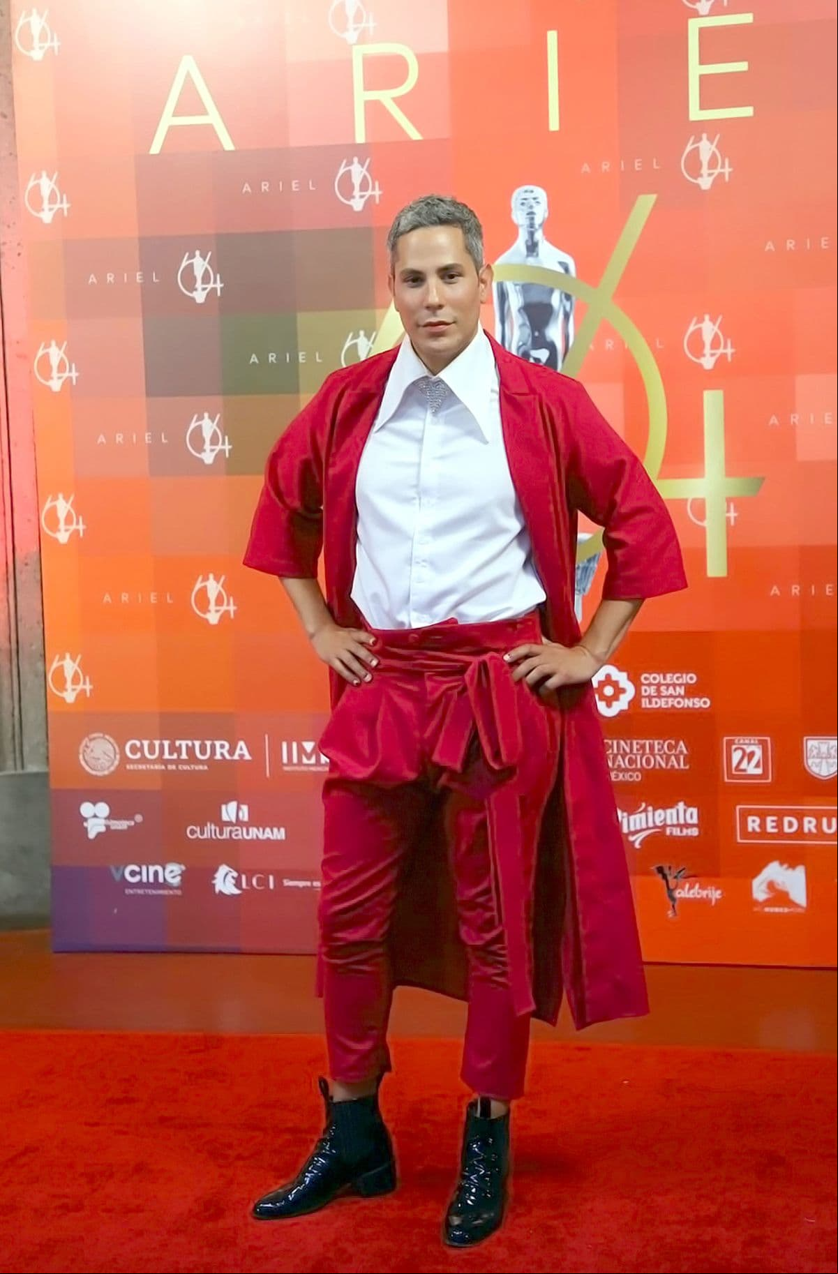 Christian Chávez impone tendencia con labial rojo; conquista con su look