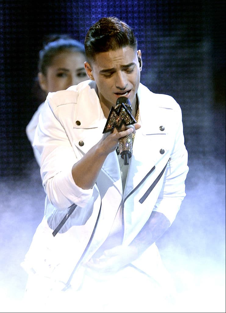 A los 17 años, Maluma decidió incursionar en la música y debutó como cantante de reggaetón con el tema “Farandulera”, que le abrió las puertas a otros temas como “Loco” y “Obsesión”.