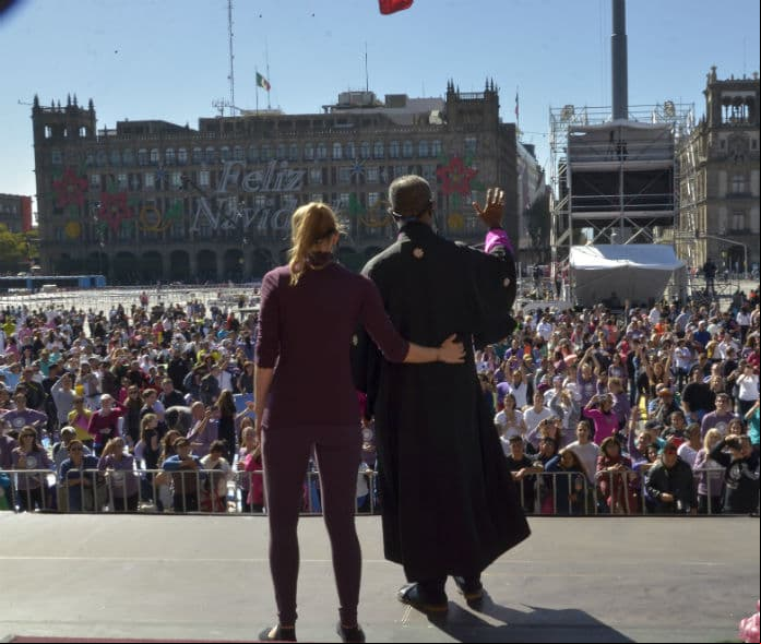 Una sesión de Naam Yoga, a cargo del doctor Joseph Michael Levry, se impartió gratuitamente en el Zócalo de la CDMX.
