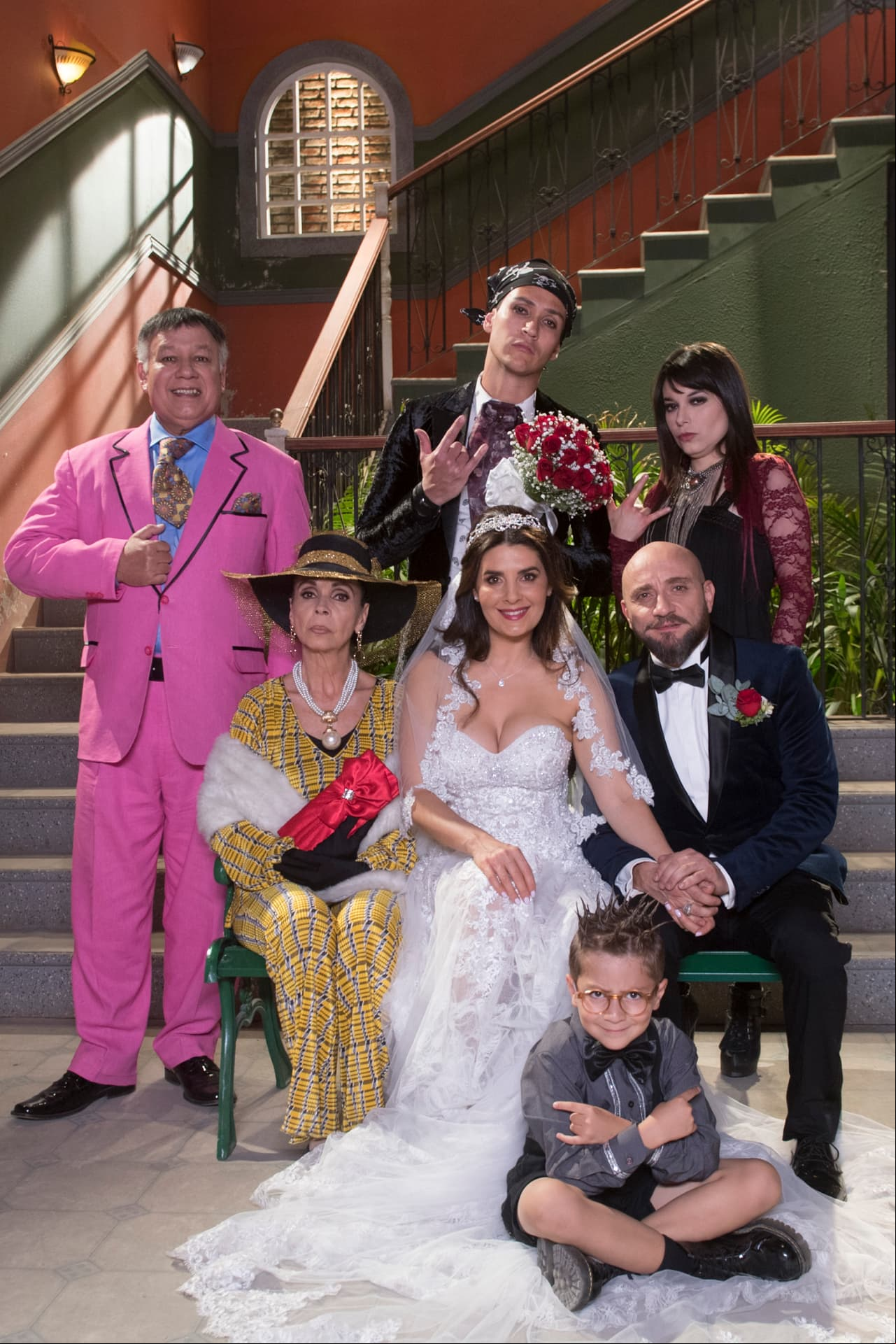 Acompañados de los López Pérez en trajes de gala.