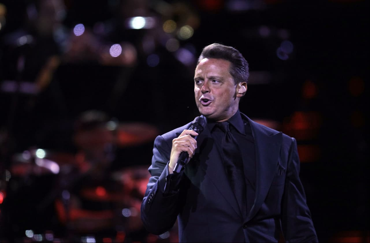 Luis Miguel es captado en cita romántica con Paloma Cuevas, ¡su comadre!