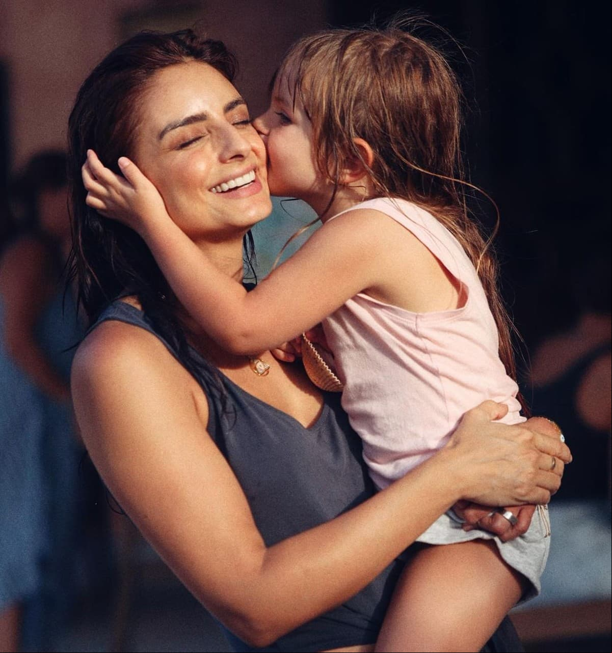 Aislinn Derbez destapó que perdió la memoria tras fuerte accidente montando a caballo y cómo su hija le ayudó a vencer sus miedos.