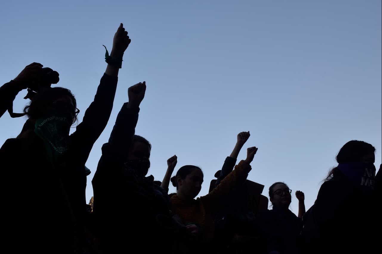 Y aunque a causa de la pandemia se han parado la mayoría de las actividades presenciales en muchos sectores labores y educativos, nuevamente se exhorta a realizar un paro, incluso si las labores o estudios se están realizando desde casa. Al parar cualquier actividad educativa, social, laboral y política, se busca difundir una forma de protesta principalmente en contra de la violencia de género. Aquí te compartimos 10 frases poderosas que reflejan el hartazgo y pretenden explicar porqué resulta imperativo tomar medidas urgentes contra la violencia de gènero y los feminicidios.