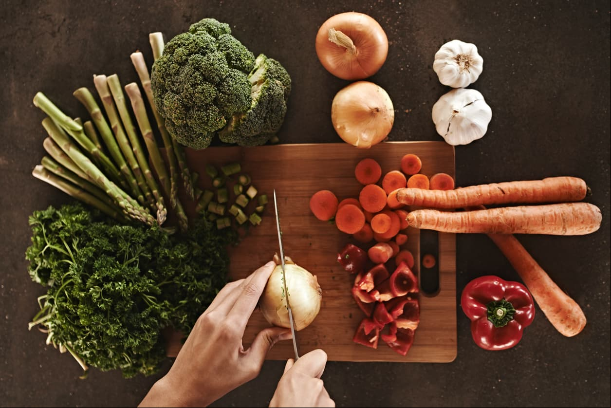 Alimentos como espárragos, ajo, cebolla, lácteos, especias y picante pueden afecta tu pH.