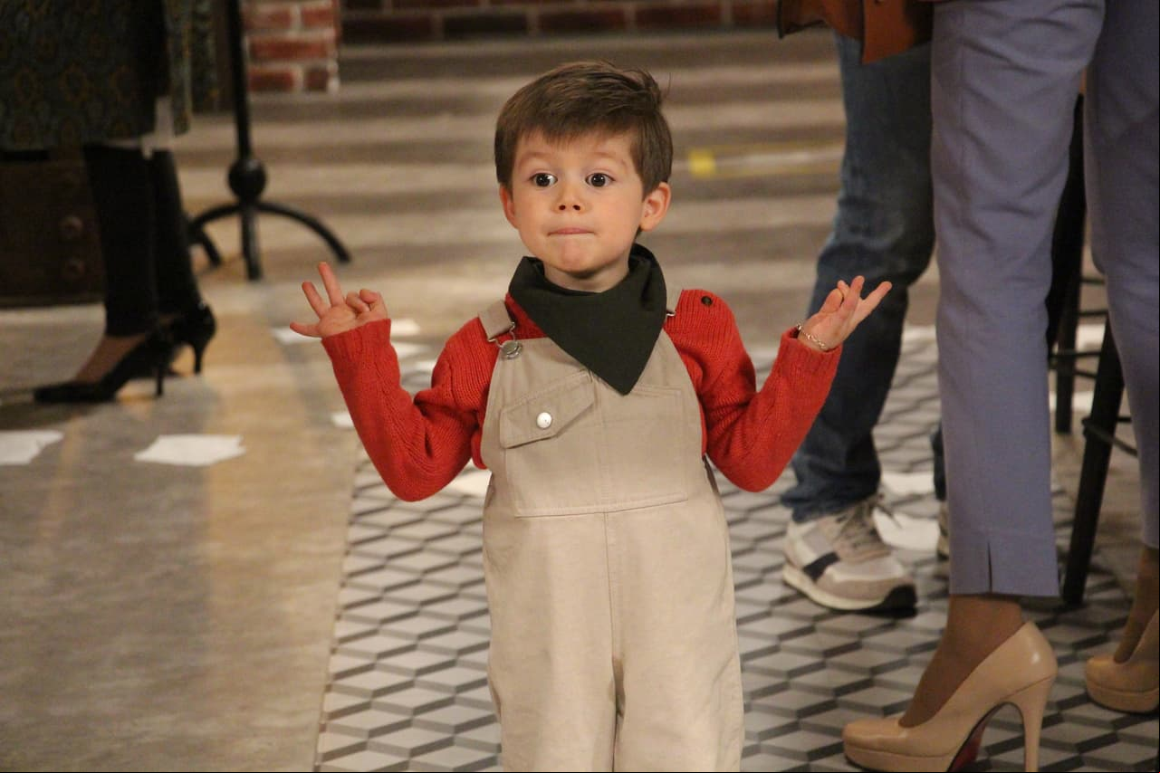 El pequeño ahora ha aprendido un poco más de actuación y luce atuendos de un niño más grande.