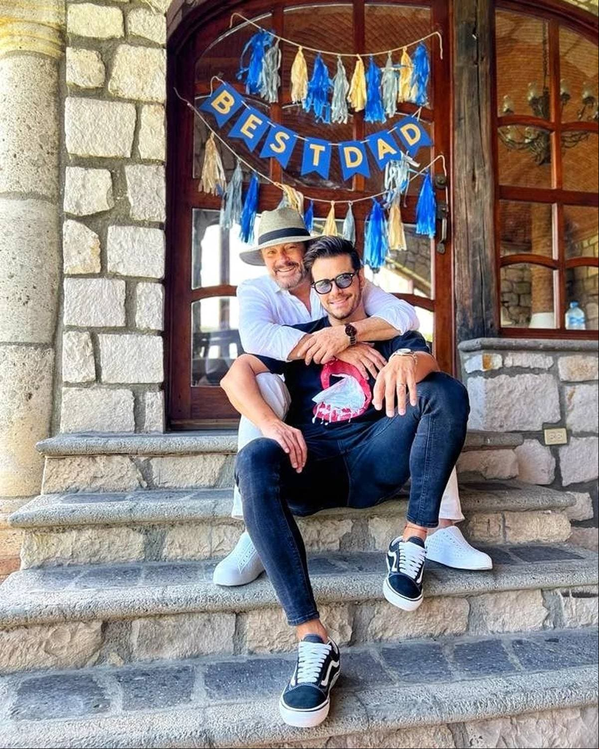 Hijo de Brandon Peniche cumple dos años y ¡es idéntico a su abuelo!