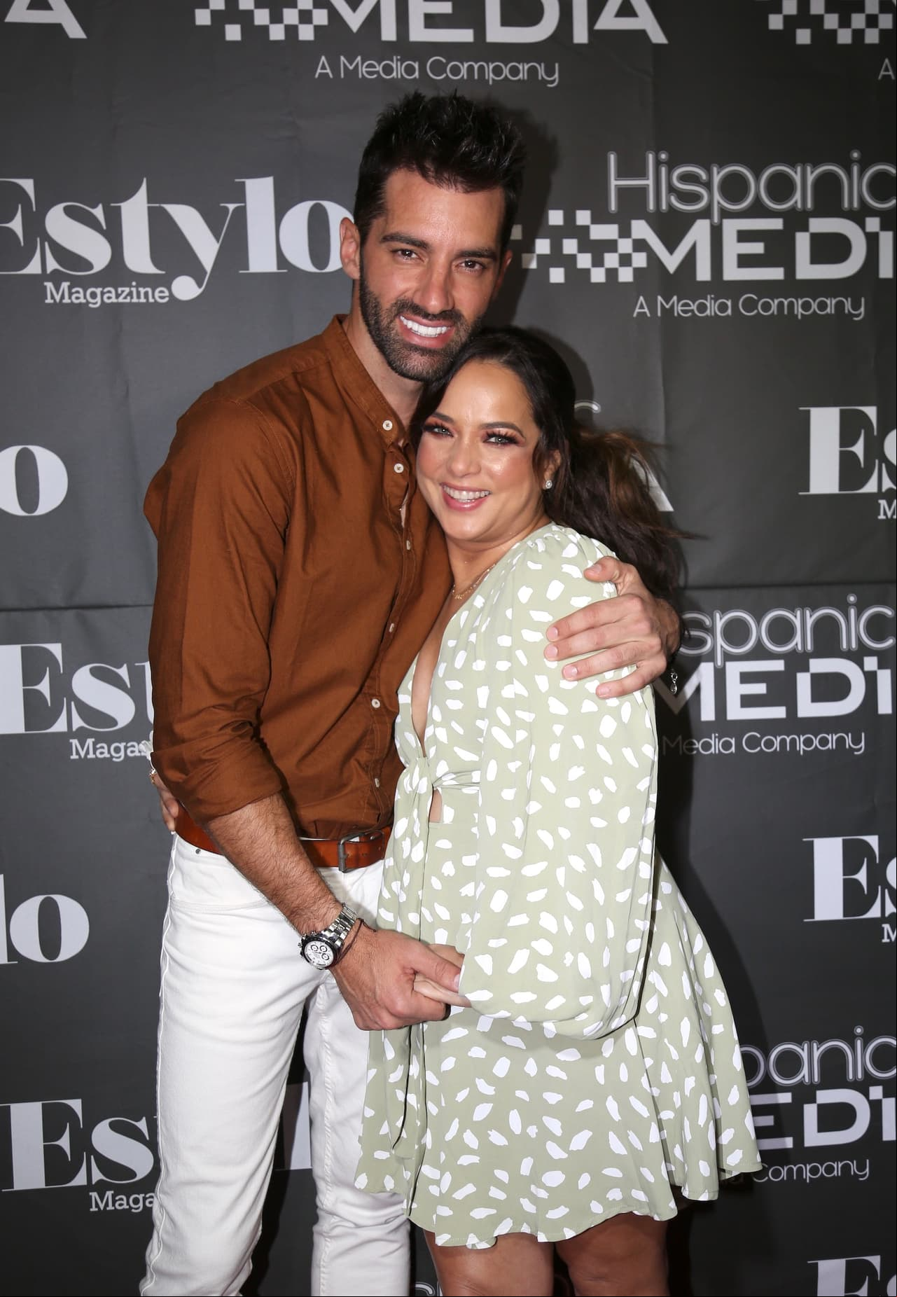 De acuerdo con Univisión Famosos, Toni le entregó el anillo de compromiso a la conductora en mayo de 2014 en Punta Cana, República Dominicana. En diferentes entrevistas a People en español, Adamari compartió que ya habían pensado en una fecha para 2020, mientras que el bailarín profesional dijo: “Hay muchos compromisos y hay que cuadrar bien agendas. Una boda no es un día, son muchos más porque después te tienes que ir de luna de miel, así es que es una cosa para hacerla con calma, para disfrutarlo”.