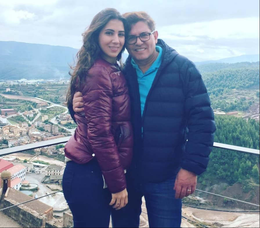 “Él se fue a Europa, de viaje, nos estuvimos escribiendo y regresando me invitó a salir. Empezamos a salir. Mi papá al principio no quería que saliera con él, me decía ‘te lleva muchos años’. Mi papá se fue a Miami; me quedé a cargo de mi abuelito y le dije: ‘es que Ernesto me invitó a salir’. Me dijo: ‘mi hijita tu sal. Ni que te fueras a casar, no te preocupes’. Ahí se quedó todo y después de esa cita nos casamos”, añadió.