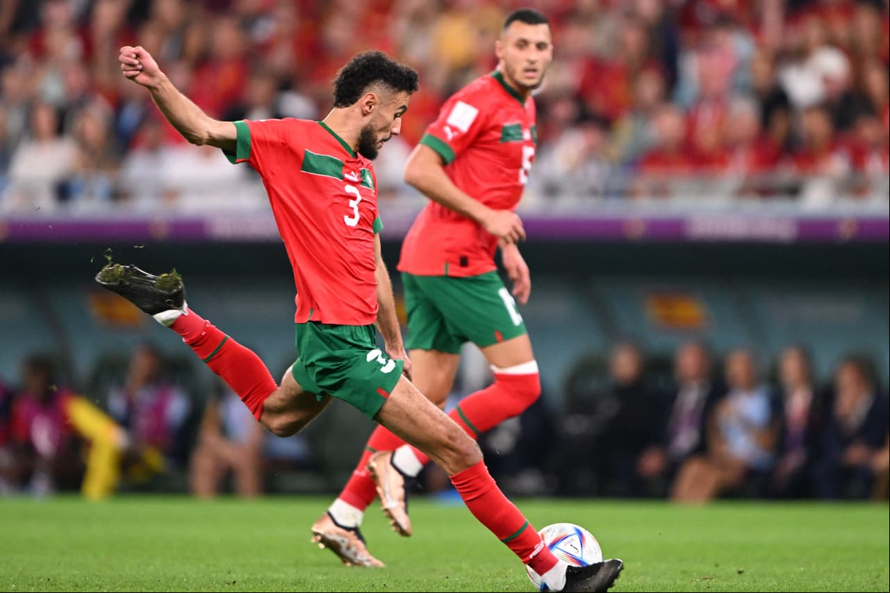 Noussair Mazraoui se sumaba constantemente al frente.