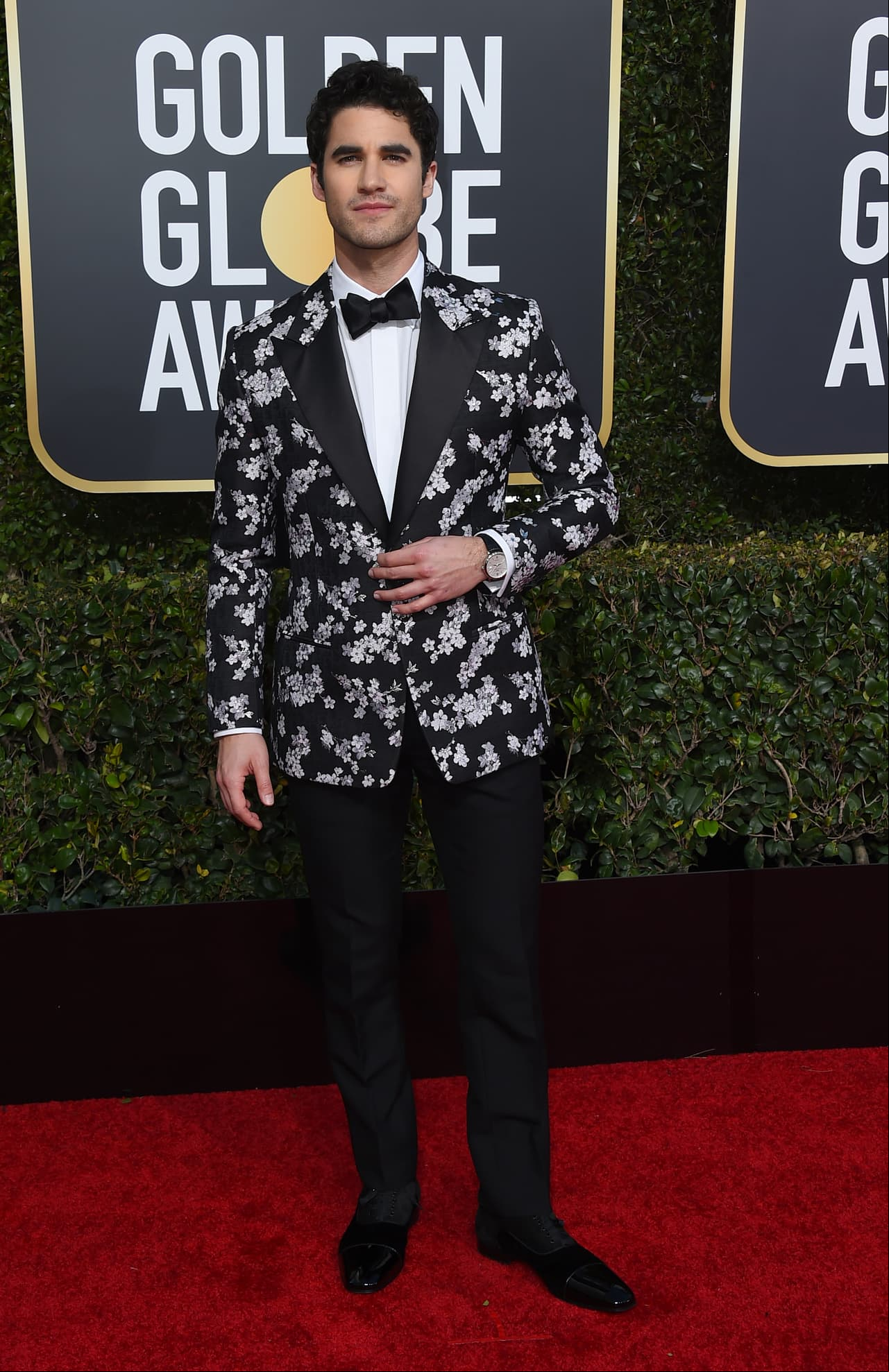 El cantante y actor Darren Criss llamó la atención con el estampado de su saco, pues optó por un diseño floreado