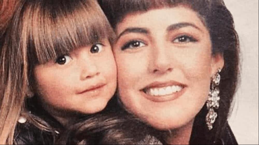 Si bien Luis Miguel se negó durante mucho tiempo a aceptar que tenía una hija y acercarse a ella, la serie intenta retratar que en uno de los cumpleaños de Michelle Salas, cuando ella ya conocía a su papá, el cantante comienza lo que sería un largo historial de decepciones y ausencias en la vida de su hija.