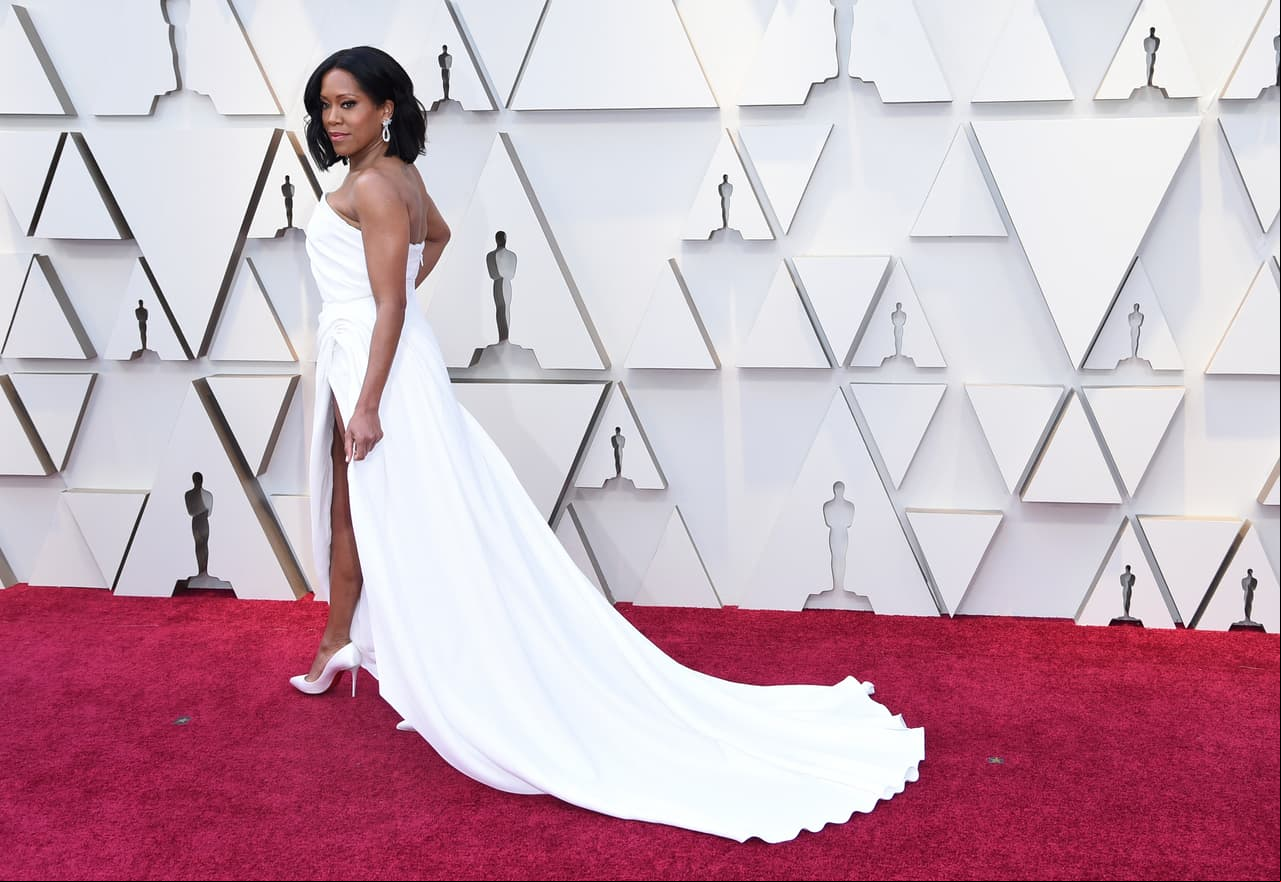 Regina King destacó con un vestido blanco inmaculado, acompañado de una larga cola